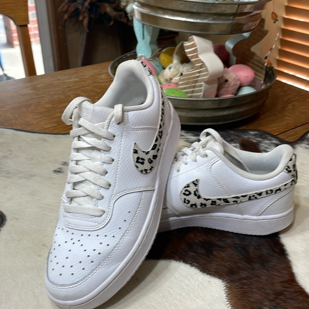 Nike Tennis Shoes 9.5